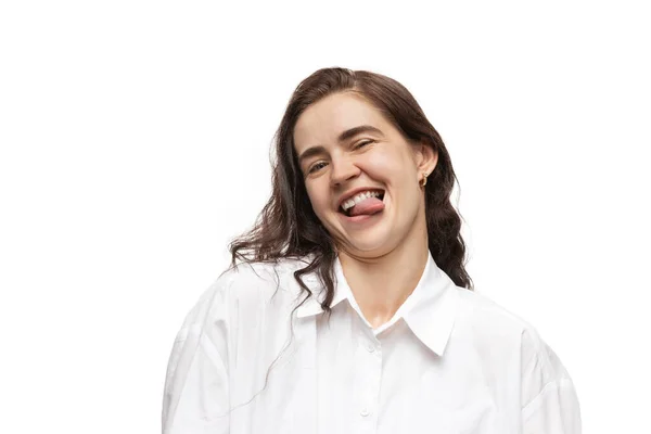 Jeune femme caucasienne avec des émotions populaires drôles et insolites et des gestes isolés sur fond de studio blanc — Photo