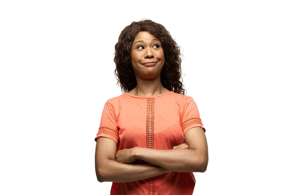 Ung afrikansk-amerikansk kvinna med roliga, ovanliga populära känslor och gester isolerade på vit studio bakgrund — Stockfoto