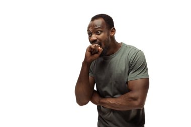 Beyaz stüdyo arka planında izole edilmiş komik, alışılmadık popüler duyguları ve jestleri olan genç Afro-Amerikan bir adam.