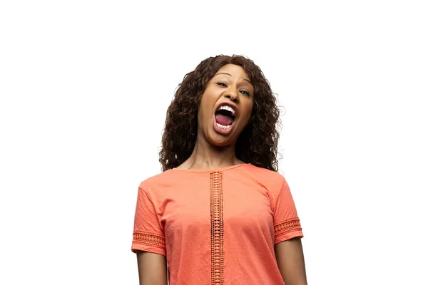 웃기고 특이 한 대중적 감정과 몸짓을 가진 젊은 아프리카계 미국인 여성이 백인 스튜디오 배경에 고립되어 있습니다. — 스톡 사진