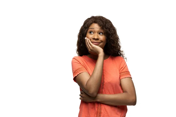 Ung afrikansk-amerikansk kvinna med roliga, ovanliga populära känslor och gester isolerade på vit studio bakgrund — Stockfoto