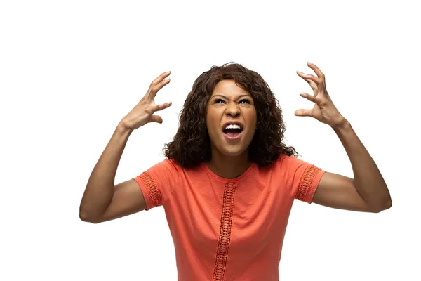 Mladá afro-americká žena s legrační, neobvyklé populární emoce a gesta izolované na bílém pozadí studia — Stock fotografie