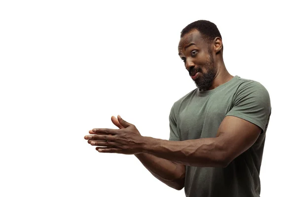 Giovane uomo afro-americano con divertenti, insolite emozioni popolari e gesti isolati su sfondo bianco studio — Foto Stock