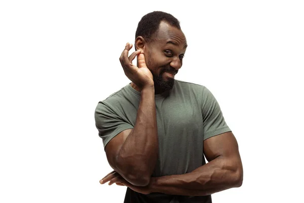 Młody, afrykańsko-amerykański mężczyzna z zabawnymi, niezwykłymi, popularnymi emocjami i gestami odizolowanymi na białym tle studia — Zdjęcie stockowe