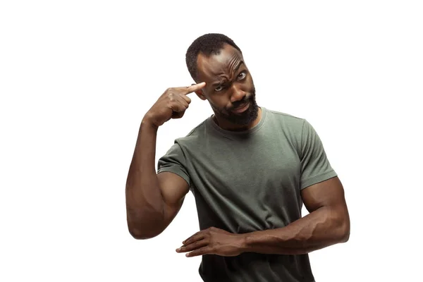Jovem homem afro-americano com engraçado, emoções populares incomuns e gestos isolados no fundo do estúdio branco — Fotografia de Stock