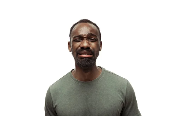 Joven hombre afroamericano con divertidas e inusuales emociones y gestos populares aislados en el fondo blanco del estudio — Foto de Stock