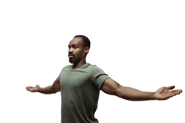 Ung afrikansk-amerikansk man med roliga, ovanliga populära känslor och gester isolerade på vit studio bakgrund — Stockfoto