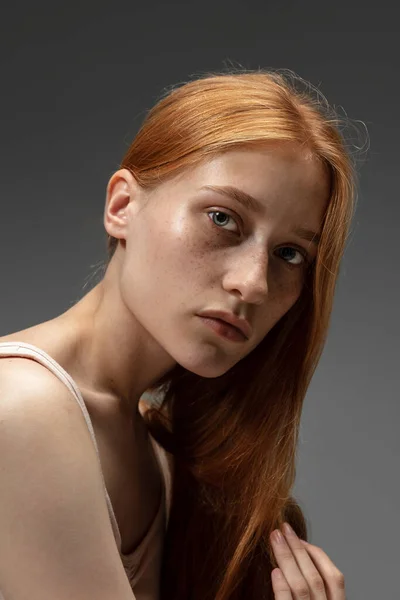 Retrato de mulher ruiva bonita isolado em fundo estúdio cinza. Conceito de beleza, cuidados com a pele, moda e estilo — Fotografia de Stock