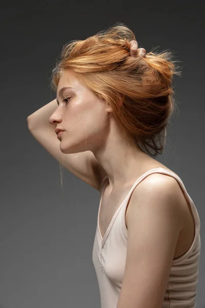 Retrato de mulher ruiva bonita isolado em fundo estúdio cinza. Conceito de beleza, cuidados com a pele, moda e estilo — Fotografia de Stock