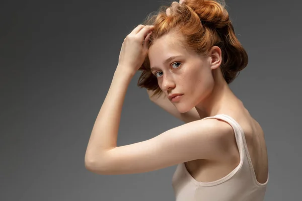 Retrato de mulher ruiva bonita isolado em fundo estúdio cinza. Conceito de beleza, cuidados com a pele, moda e estilo — Fotografia de Stock