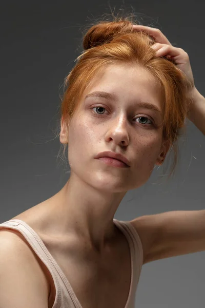 Gyönyörű vörös hajú nő portréja, szürke stúdió háttérrel. A szépség, a bőrápolás, a divat és a stílus fogalma — Stock Fotó