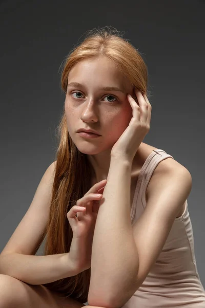 Retrato de mulher ruiva bonita isolado em fundo estúdio cinza. Conceito de beleza, cuidados com a pele, moda e estilo — Fotografia de Stock