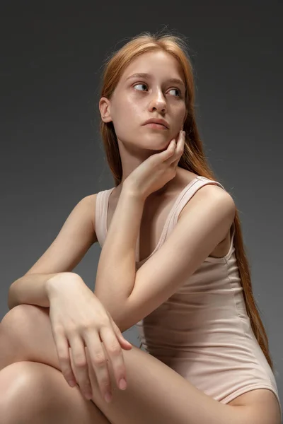 Retrato de mulher ruiva bonita isolado em fundo estúdio cinza. Conceito de beleza, cuidados com a pele, moda e estilo — Fotografia de Stock