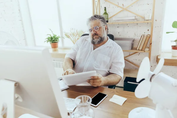 Empresario, gerente en la oficina con computadora y ventilador enfriándose, sintiéndose caliente, enrojecido — Foto de Stock