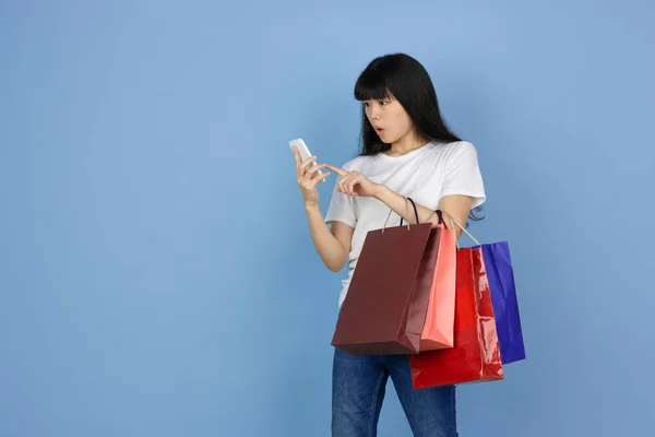 Porträt einer jungen asiatischen Frau isoliert auf blauem Studiohintergrund — Stockfoto