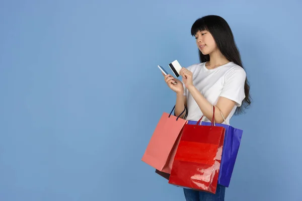 Portret van jonge aziatische vrouw geïsoleerd op blauwe studio achtergrond — Stockfoto