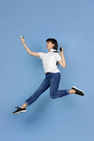 Portrait de jeune femme asiatique isolé sur fond de studio bleu — Photo