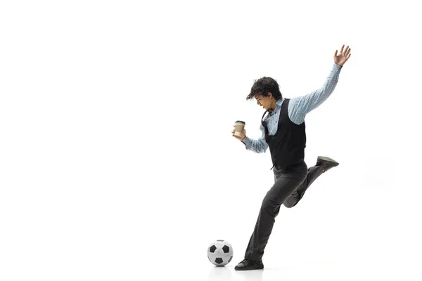 穿着办公室衣服的人在踢足球或足球，背景是白色的。不寻常地寻找商人在运动，行动。体育、健康的生活方式. — 图库照片