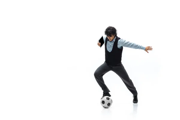 穿着办公室衣服的人在踢足球或足球，背景是白色的。不寻常地寻找商人在运动，行动。体育、健康的生活方式. — 图库照片