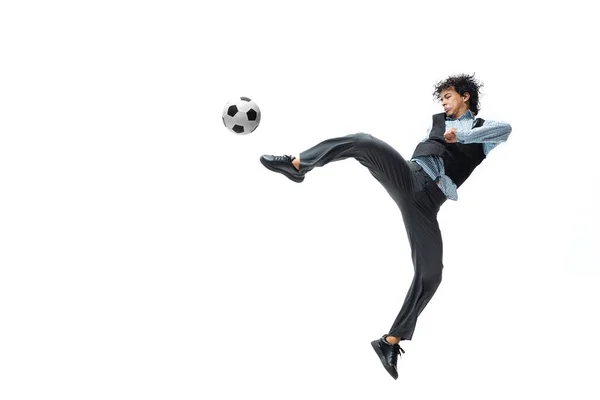 Uomo in abiti da ufficio giocare a calcio o calcio con la palla su sfondo bianco. Look insolito per uomo d'affari in movimento, azione. Sport, stile di vita sano. — Foto Stock