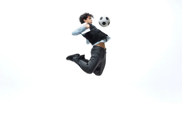 Uomo in abiti da ufficio giocare a calcio o calcio con la palla su sfondo bianco. Look insolito per uomo d'affari in movimento, azione. Sport, stile di vita sano. — Foto Stock