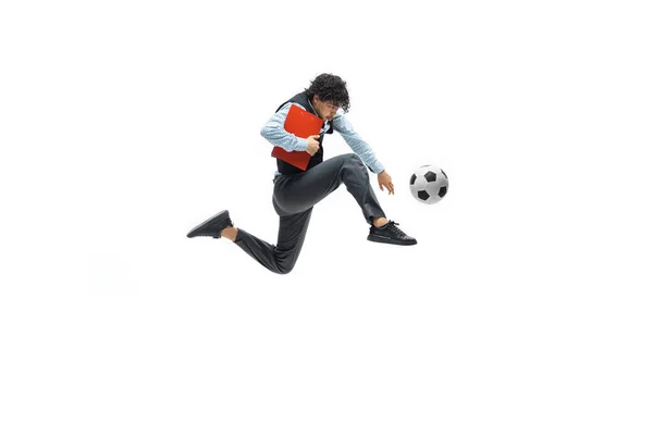 Άνδρας με ρούχα γραφείου που παίζει ποδόσφαιρο ή ποδόσφαιρο με μπάλα σε λευκό φόντο. Ασυνήθιστο βλέμμα για επιχειρηματία σε κίνηση, δράση. Αθλητισμός, υγιεινός τρόπος ζωής. — Φωτογραφία Αρχείου