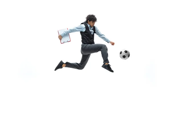 Homme en vêtements de bureau jouant au football ou au football avec un ballon sur fond blanc. Regard inhabituel pour l'homme d'affaires en mouvement, l'action. Sport, mode de vie sain. — Photo