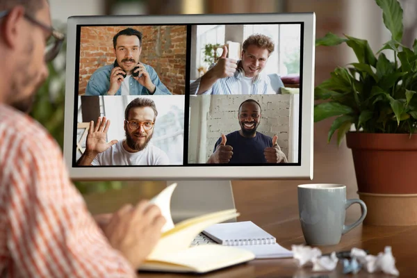 Afstandsvergadering. Man die thuis werkt tijdens coronavirus of COVID-19 quarantaine, remote office concept. — Stockfoto