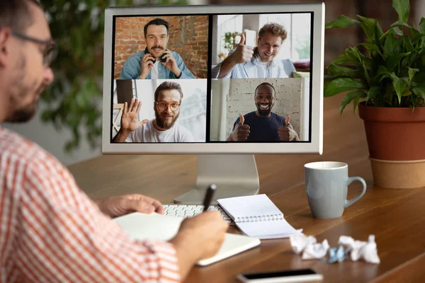 Réunion à distance. Homme travaillant de la maison pendant le coronavirus ou la quarantaine COVID-19, concept de bureau à distance. — Photo