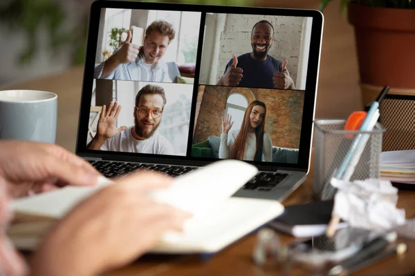 Afstandsvergadering. Man die thuis werkt tijdens coronavirus of COVID-19 quarantaine, remote office concept. — Stockfoto