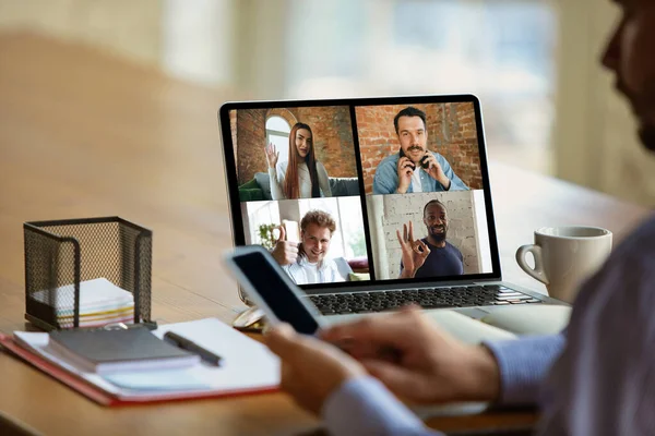 Réunion à distance. Homme travaillant de la maison pendant le coronavirus ou la quarantaine COVID-19, concept de bureau à distance. — Photo