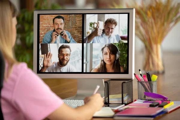 Afstandsvergadering. Vrouw die thuis werkt tijdens coronavirus of COVID-19 quarantaine, remote office concept. — Stockfoto