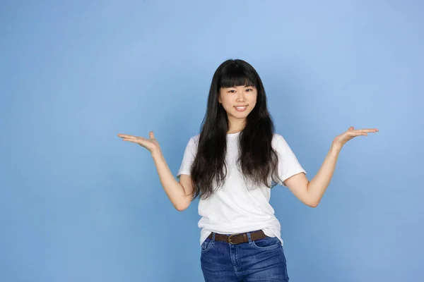 Retrato de joven mujer asiática aislado en azul estudio fondo —  Fotos de Stock