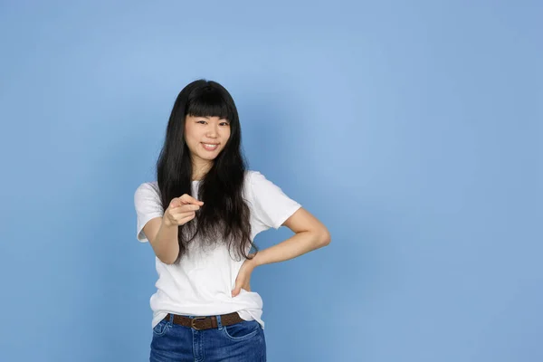 Retrato de jovem ásia mulher isolado no azul estúdio fundo — Fotografia de Stock