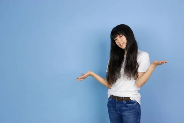 Portré fiatal ázsiai nő elszigetelt kék stúdió háttér — Stock Fotó