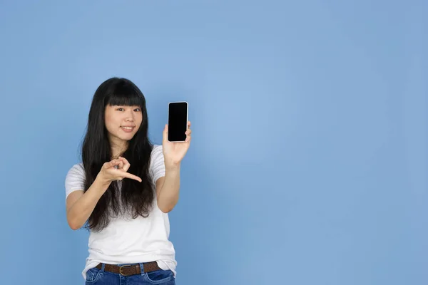 Portrait de jeune femme asiatique isolé sur fond de studio bleu — Photo