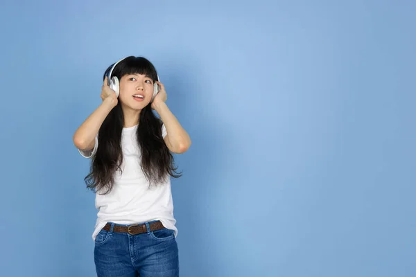 Retrato de jovem ásia mulher isolado no azul estúdio fundo — Fotografia de Stock