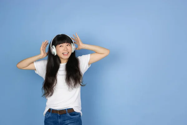 푸른 스튜디오 배경에 고립 된 젊은 아시아 여인의 모습 — 스톡 사진