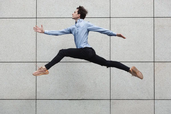 Saltando joven buitre en frente de los edificios, en la carrera en salto de altura — Foto de Stock