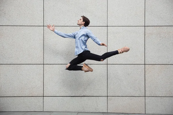 Saltando jovem buinessman na frente de edifícios, em fuga em salto alto — Fotografia de Stock