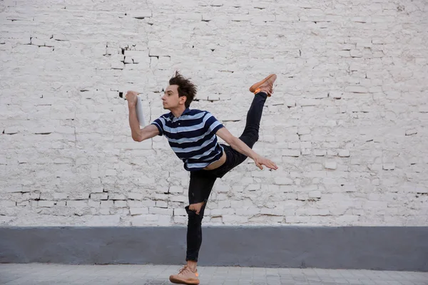 Jumping young buinessman in front of buildings, on the run in jump high — Stock Photo, Image