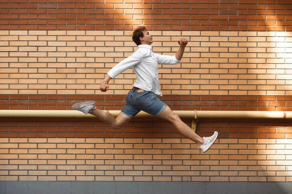 건물 앞에서 뛰는 젊은이, 높은 점프에 뛰어 — 스톡 사진