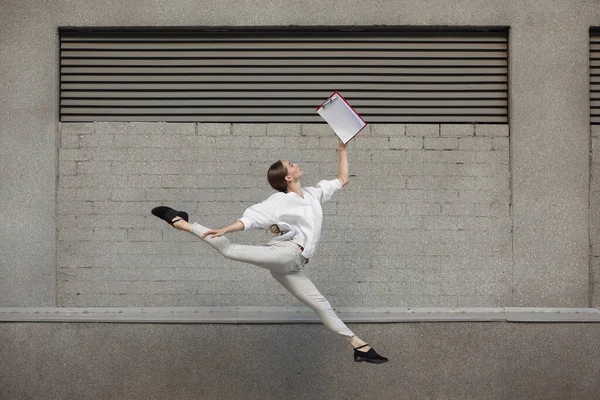 Hoppa ung kvinna framför byggnader, på flykt i hoppa högt — Stockfoto