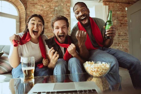 Emocionados aficionados al fútbol viendo el partido deportivo en casa, apoyo remoto del equipo favorito durante el brote pandémico de coronavirus —  Fotos de Stock