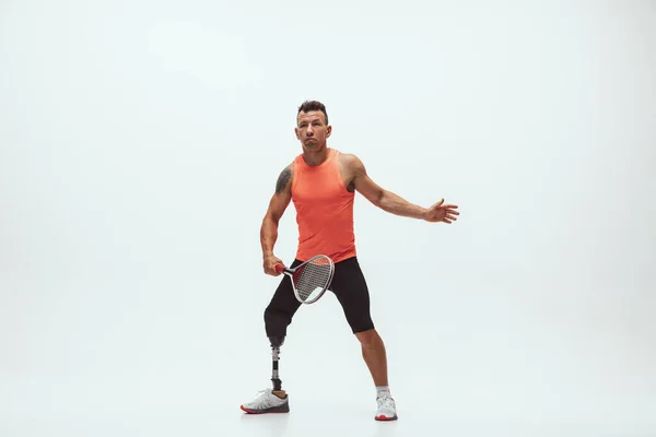 Athlète handicapé ou amputé isolé sur fond de studio blanc. Joueur de tennis professionnel avec entraînement par prothèse de jambe et pratique en studio. — Photo