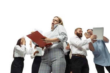 Gergin yatırımcılar, kriz borsasını aletlerinin ekranında grafiklerle analiz ediyorlardı.