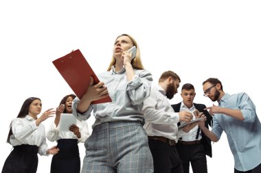 Gergin yatırımcılar, kriz borsasını aletlerinin ekranında grafiklerle analiz ediyorlardı.