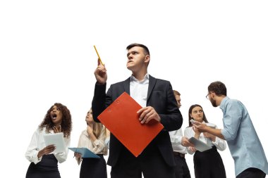 Gergin yatırımcılar, kriz borsasını aletlerinin ekranında grafiklerle analiz ediyorlardı.