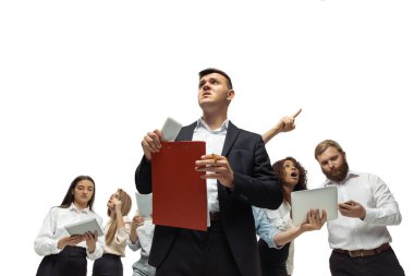 Gergin yatırımcılar, kriz borsasını aletlerinin ekranında grafiklerle analiz ediyorlardı.