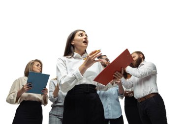 Gergin yatırımcılar, kriz borsasını aletlerinin ekranında grafiklerle analiz ediyorlardı.